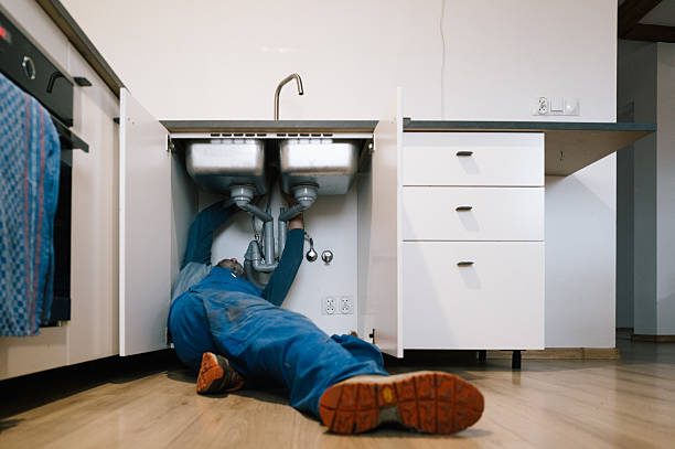 Professional Emergency Plumber technician working in Campbell, FL